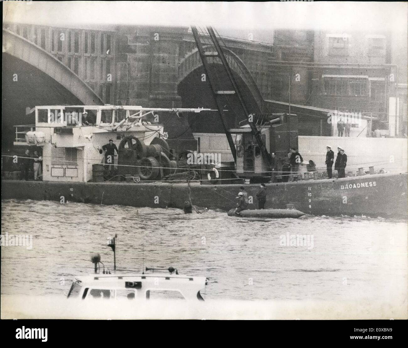 2. Februar 1966 - erholt Bombe von Thames bei Blacfriars. Die Blindgänger, die gestern auf dem Bett von den Themen der Blackfriars, entdeckt wurde war heute Ast an die Oberfläche von Experten der Royal Navy. Foto zeigt Royal Navy Taucher gesehen in einer Jolle zu beobachten, wie die Bombe von Erane, aus der Themse angeleitet wird, nachdem einer der Taucher eine Linie an der Bombe befestigt hatte, später aufgegriffen Fluss zur Verfügung. Stockfoto