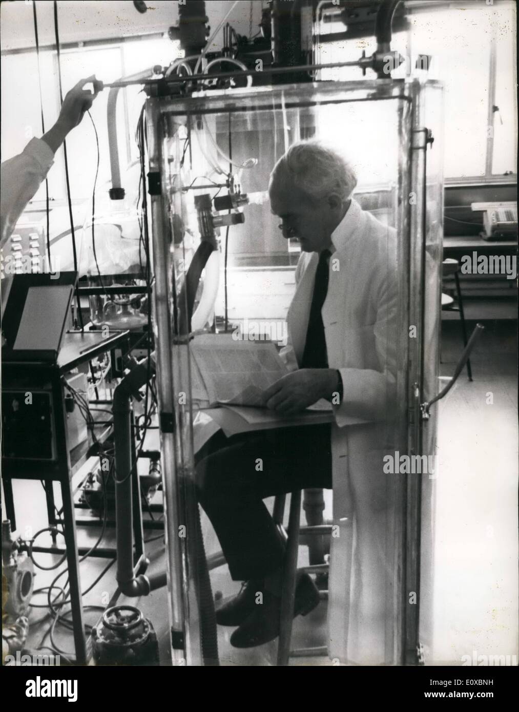 2. Februar 1966 - die Meerschweinchen, die sich freiwillig zu Atem In der Rush Hour: Patrick Lawther geht zwei Meilen durch die Rush Hour Massen jeden Morgen zur Arbeit. Aber er tut es nicht für seine Gesundheit. Er tut es uns vier. Denn er Substanz X sammelt. Dies ist ein unbekanntes Element in verschmutzter Luft welche Ärzte denken warum der Grund sein kann, so dass viele von uns, unseren kranken Betten jeden Winter stotternden gehen. Dies ist eine mutige Sache tun Dr. Lawther, denn es gibt genügend Substanz X um die meisten Stoßzeiten, wie jeder Computer wird bestätigen. Und sehr unangenehm kann es auch sein Stockfoto