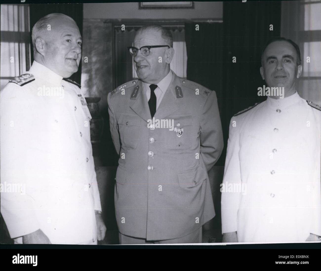 2. Februar 1966 - Chef des türkischen Generalstabs mit Admiral H.P.Smith, Kommandeur der amerikanischen Seestreitkräfte in Europa, gezeigt bei der Admiral-Besuch in der Türkei im Jahr 1962. Stockfoto