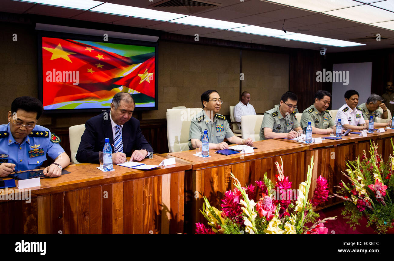 Havanna, Kuba. 19. Mai 2014. Fang Fenghui (3. L), Chef des Generalstabs der chinesischen Volksbefreiungsarmee besucht ein Treffen mit den Chefs von Kubas revolutionäre Streitkräfte in Havanna, die Hauptstadt von Kuba, 19. Mai 2014. © Liu Bin/Xinhua/Alamy Live-Nachrichten Stockfoto