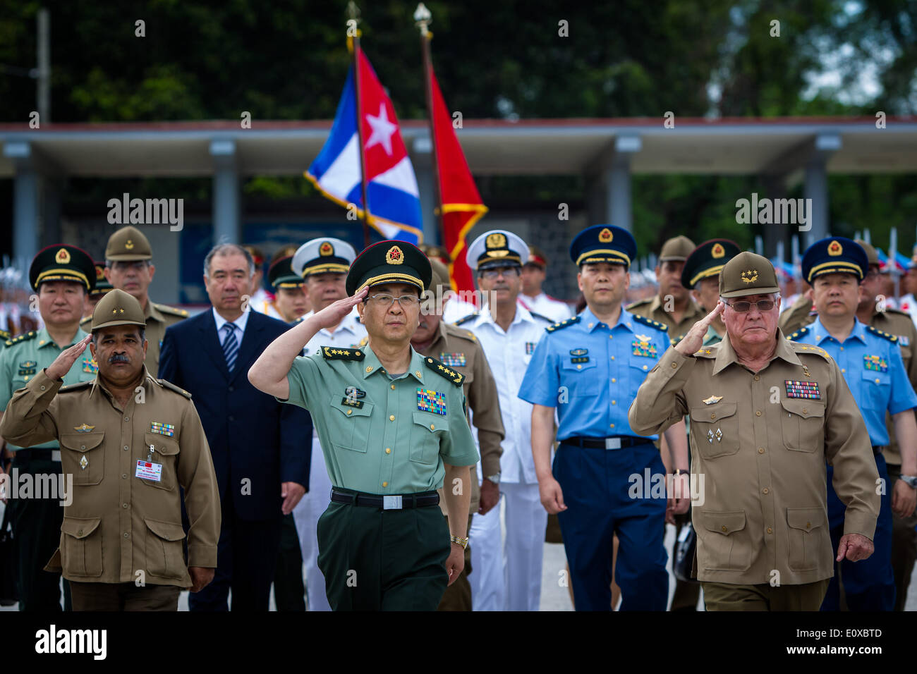 Havanna, Kuba. 18. Mai 2014. Fang Fenghui (C, vorne), Chef des Generalstabs des chinesischen Volkes Befreiungsarmee und Alvaro Lopez Miera (R, vorne), stellvertretender Minister und Chef des Generalstabs des kubanischen revolutionären Streitkräfte, Ehre Wachen während einer Zeremonie in Havanna, die Hauptstadt von Kuba, 18. Mai 2014 zu inspizieren. © Liu Bin/Xinhua/Alamy Live-Nachrichten Stockfoto