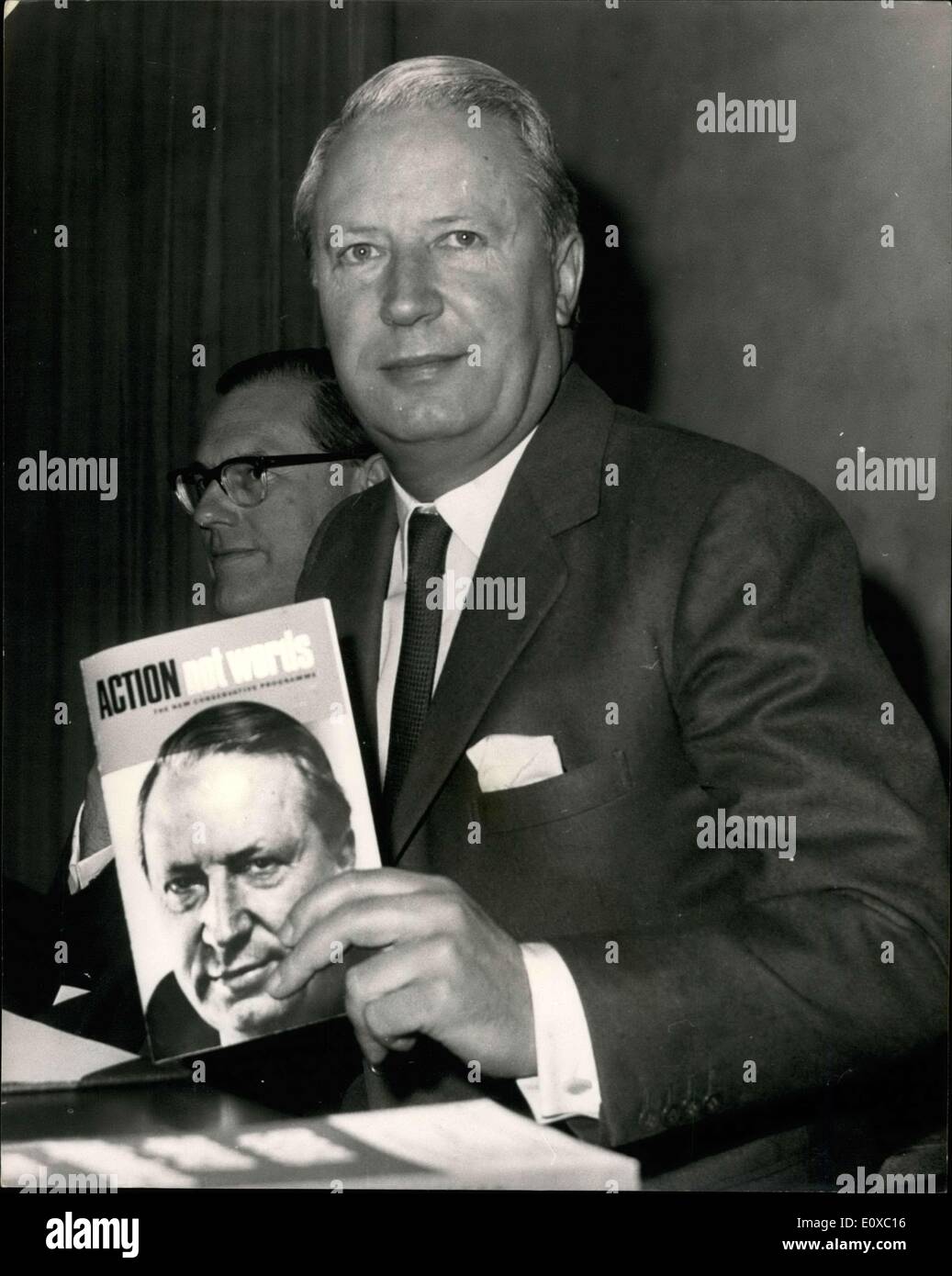 5. März 1966 - legen Herr Heide hält Pressekonferenz auf der Tory Manifest für The kommen allgemeine Wahl: Herr Heath der Führer der konservativen Partei eine Pressekonferenz heute Morgen an der Tory Central Office Smith Square Westminster auf die konservative Wahlprogramm auf den allgemeinen Wahlen zu sprechen führt in der 31. März. Das Foto zeigt. Herr Heath hält das konservative Wahl-Manifest auf der Pressekonferenz heute Morgen. Stockfoto