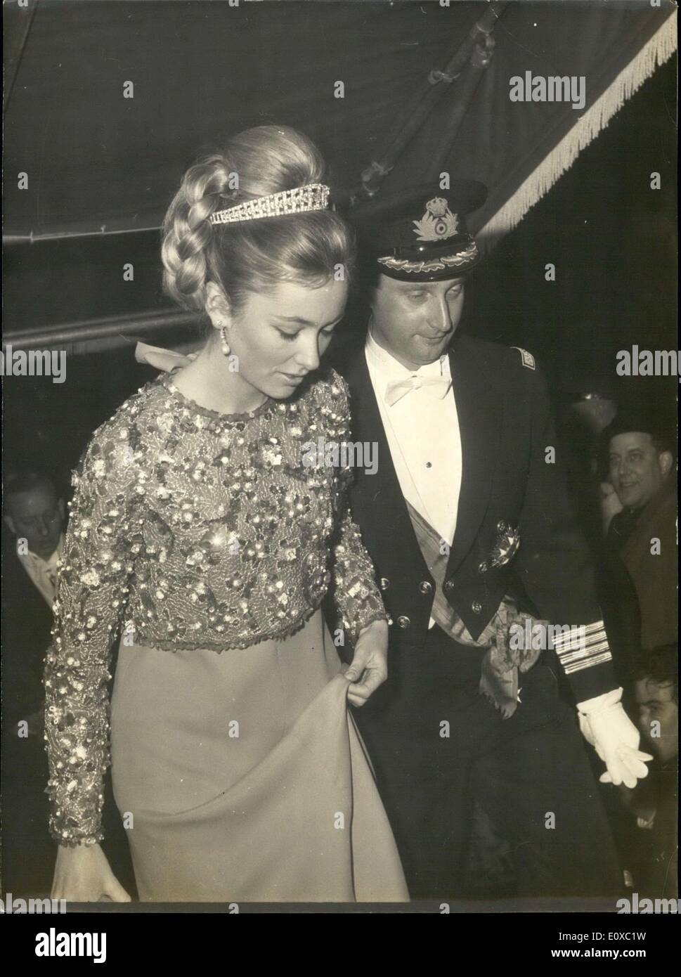 9. März 1966 - königliche Hochzeit in Amsterdam: Foto zeigt Palca Prinzessin und Prinz Albert von Belgien bei den Ball vor dem königlichen Palast gestern angekommen. Die Hochzeit von Prinzessin Beatrix und Claus Von Amsberg wird morgen in Amsterdam stattfinden. Stockfoto