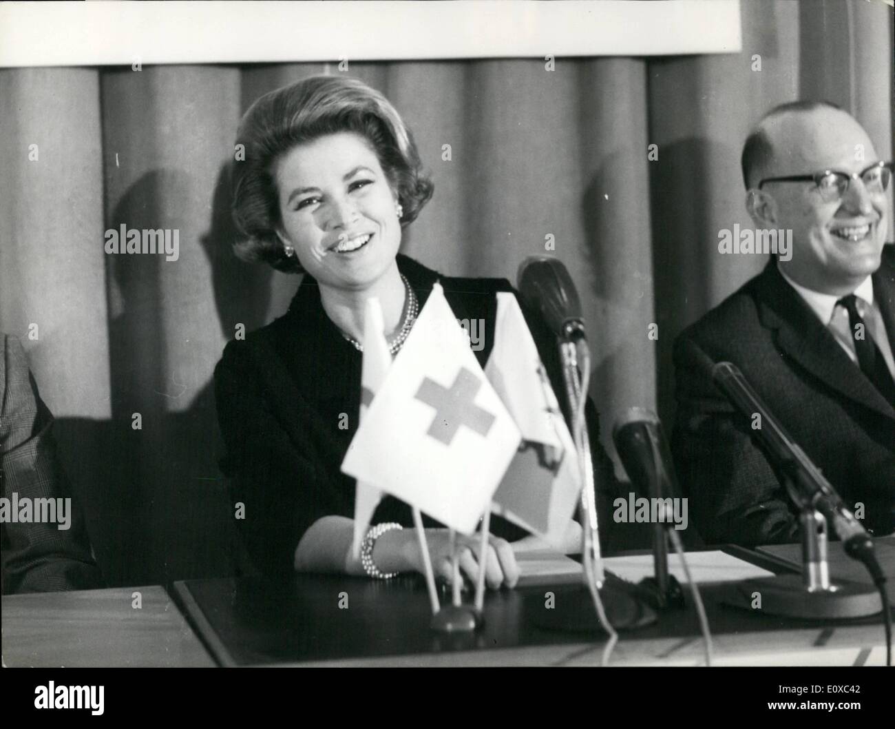 2. Februar 1966 - arbeitet Fürstin Gracia Patricia von Monaco für den Erfolg des Roten Kreuzes Fil '' Blick aus Genf '', gezeigt im kanadischen Fernsehen am 8. Mai 1966 ist der Welttag des Roten Kreuzes. Maurice Taylor bekannten Produzenten von Dokumentarfilmen Regie ist. Foto zeigt Prinzessin Grace von Monaco mit Generalsekretär der Liga der Rotkreuz-Gesellschaften, Henrik Beer in einer Sitzung Umgang mit Problemen im Zusammenhang mit dem Film. Stockfoto