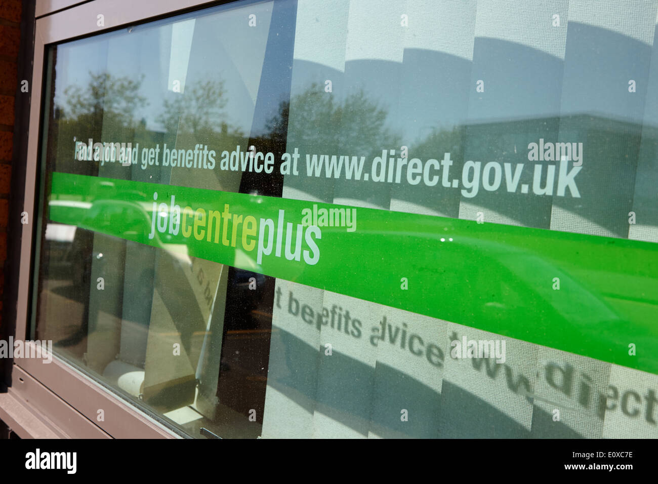 Fenster des Jobcentreplus mit Angabe der Regierungswebsite Kirkby Merseyside England UK Stockfoto