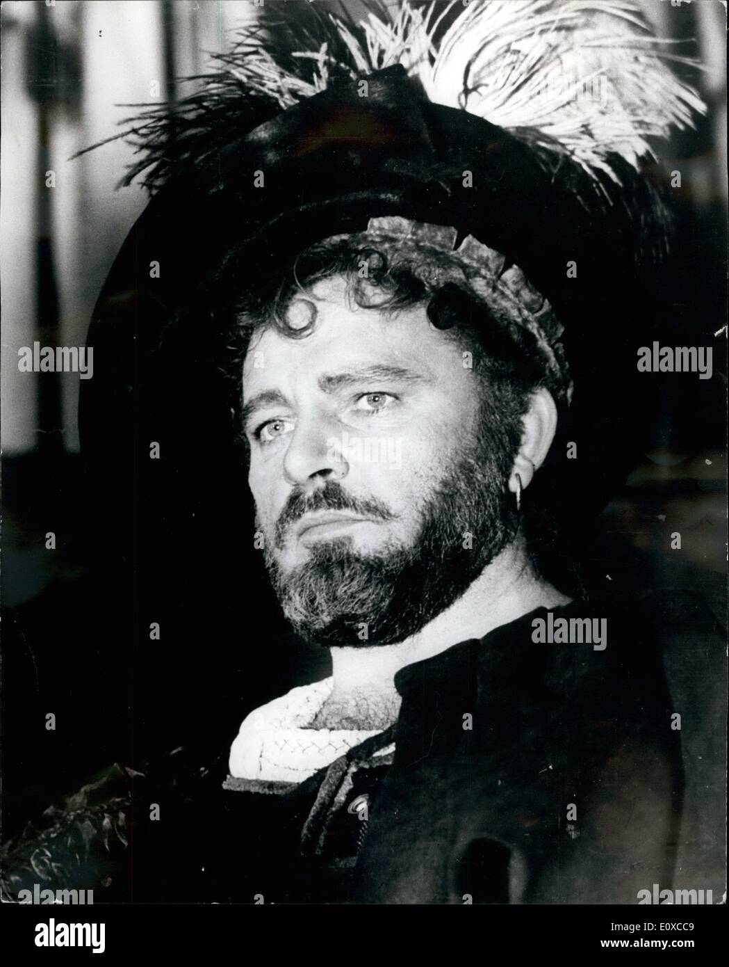 4. April 1966 - Richard Burton als '' Petruchio'' in der Verfilmung von "The der Widerspenstigen Zähmung": Shakespeares "The der Widerspenstigen Zähmung" derzeit in Rom gefilmt und starring Richard Burton und seine Frau Elizabeth Taylor holt auf dem Bildschirm die meisten aufwändig inszenierte Verfilmung jemals versucht eines der lustigsten die Shakespeare-Tarife. Der Film wird von F. Zeffirelli gerichtet werden. Foto zeigt: Richard Burton als er als '' Petruchio'' in der Verfilmung von Shakespeares "The der Widerspenstigen Zähmung erscheint" jetzt in Rom gemacht. Stockfoto