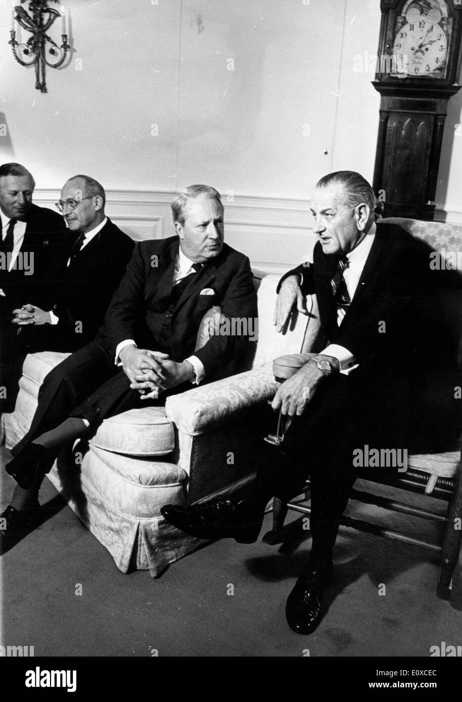 Präsident Johnson im Chat mit Edward Heath Stockfoto