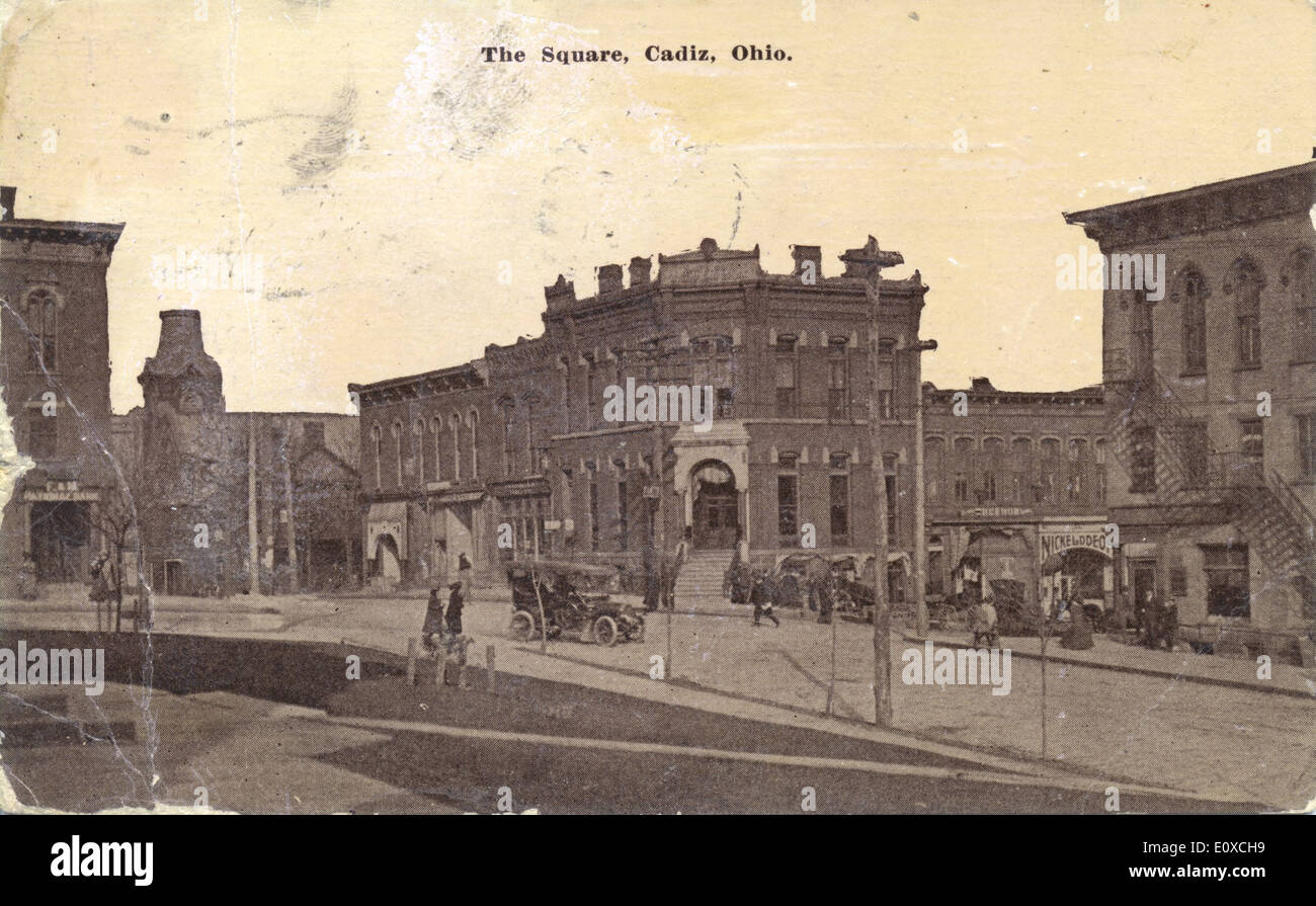 Diese Postkarte aus der Sammlung Bowden zeigt eine kommerzielle Straßenszene in Cadiz, Ohio. Das Bild zeigt den typischen amerikanischen Stadtplatz, der die Architektur aus der Mitte des 20. Jahrhunderts und das geschäftige Geschäft eines kleinen Einkaufsviertels in Ohio zeigt. Stockfoto