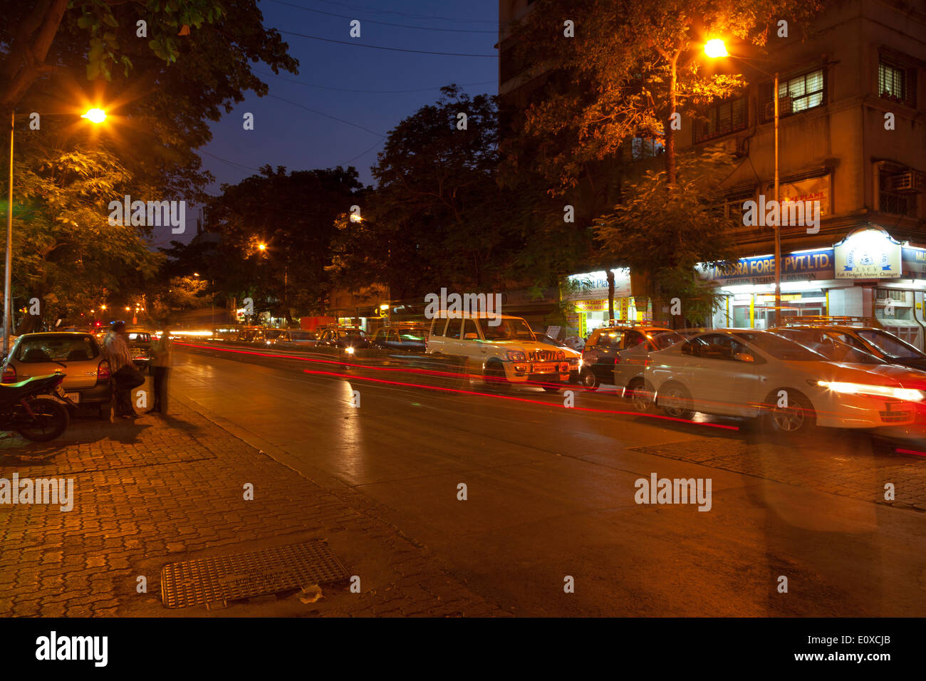 Lichtspuren vom Verkehr in einer belebten Straße im Laufe des Abends, Mumbai, Indien. Stockfoto