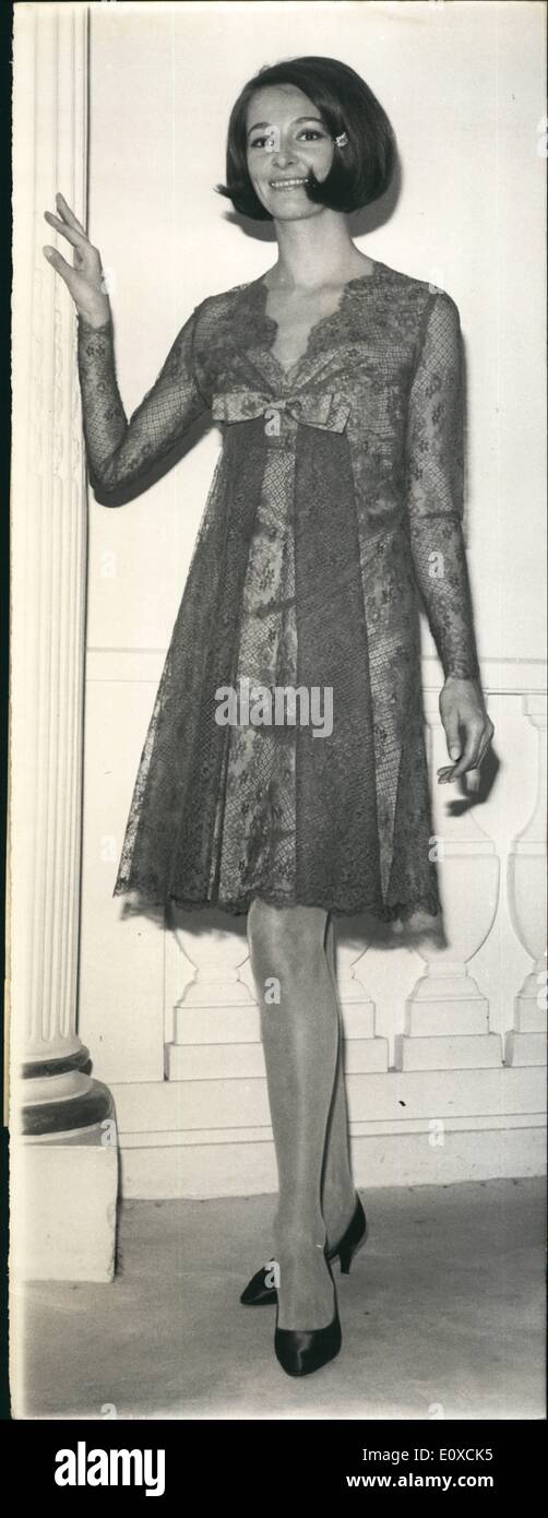 4. April 1966 - Herbst und Winter Mode Show: Carven, dem berühmten Paris-Couturier zeigt nun seine Kollektion für Herbst und Winter 1966. Das Foto zeigt braune Spitzenkleid für cocktail-Partys. Stockfoto