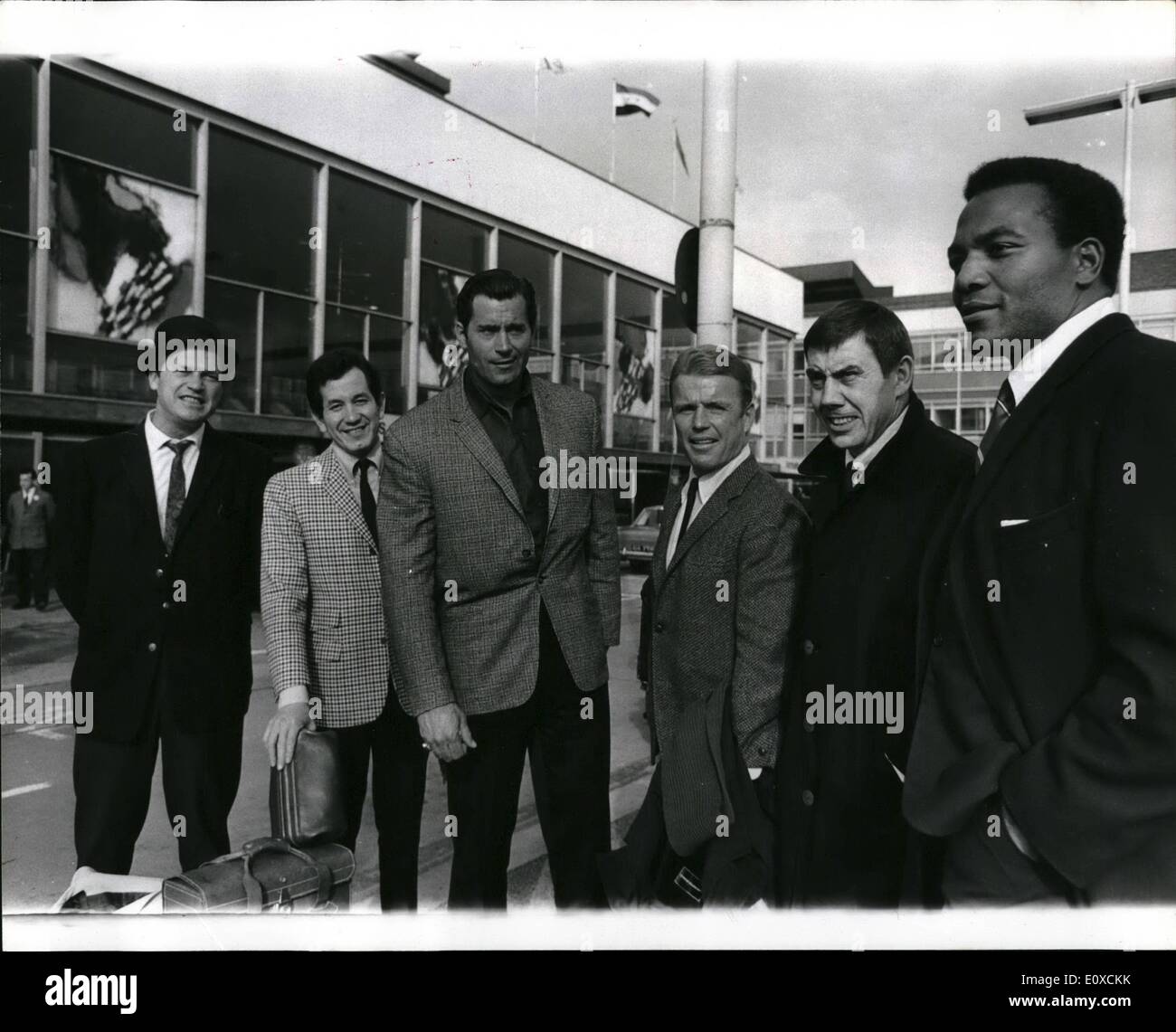 4. April 1966 - einige von den schmutzigen Dutzend kommen in London: Foto zeigt diese amerikanische Schauspieler in London gestern flog zu starten Stockfoto