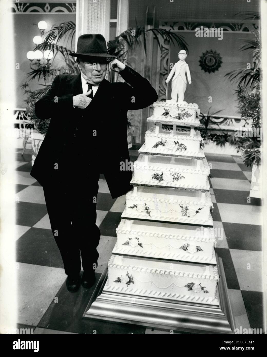 4. April 1966 - CHARLIE CHAPLIN feiert seinen 77TH Geburtstag A DAY EARLY ON THE SET AT PINEWOOD STUDIOS: Charlie Chaplin, die zu beschäftigt, um die Zeit nehmen, um am Samstag seinen 77. Geburtstag feiern werden erhielt eine Überraschungs-Party von den Stars am Set in den Pinewood Studios waren er macht "A Gräfin von Hong Kong'' die Sternen Marlon Brando , Sophia Loren, Sydney Chaplin, Sohn von Charlie, und Tippi Hedren. Den Rädern in einem riesigen Kuchen mit der Figur des Chaplin an der Spitze, wie er in seinen Filmen vor Jahren aussehen Stockfoto