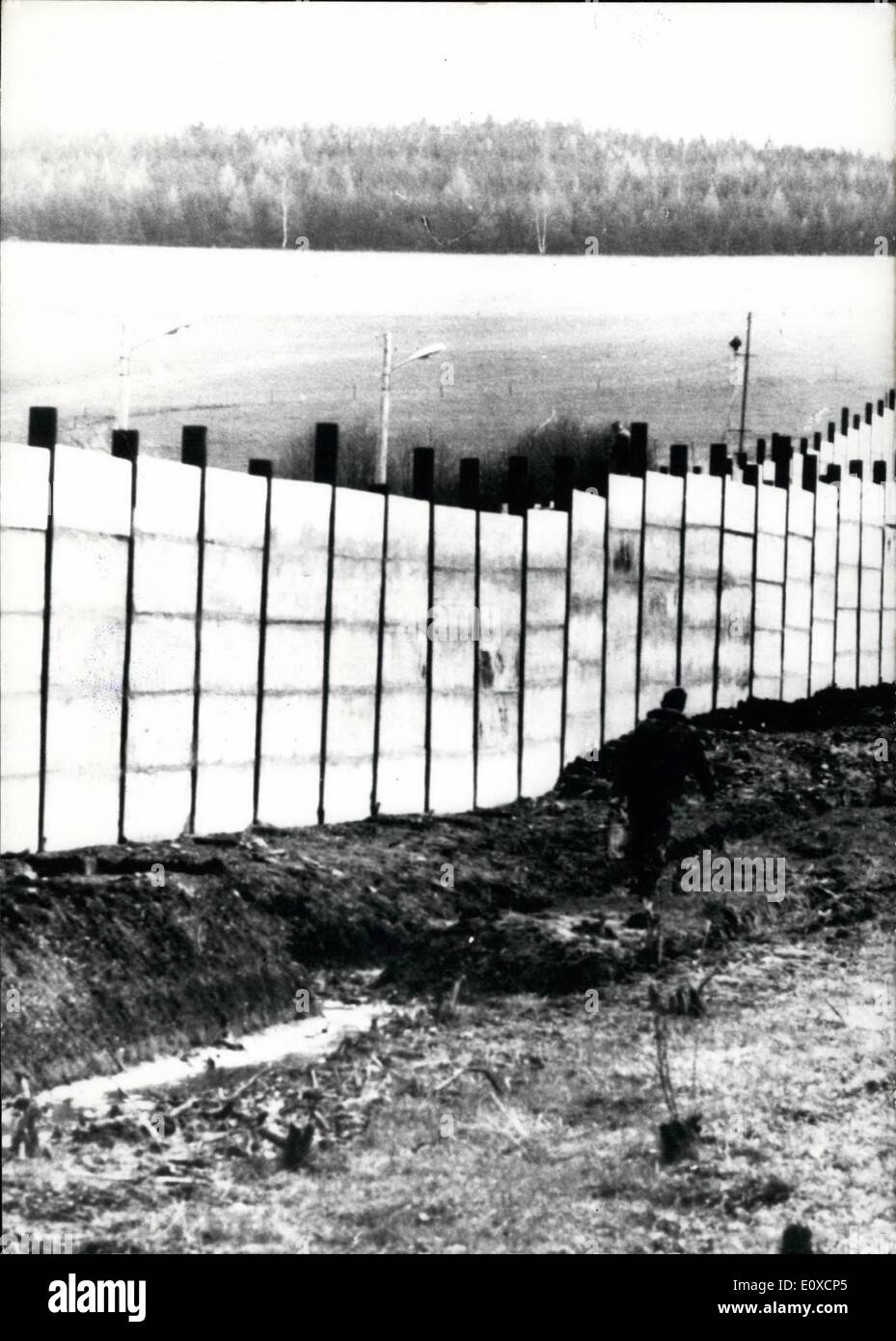 4. April 1966 - sind die einzigen Dinge, die von der sowjetischen Seite der Mauer gesehen werden können zwei rote Fahnen mit Hammer und Sicheln auf Stockfoto