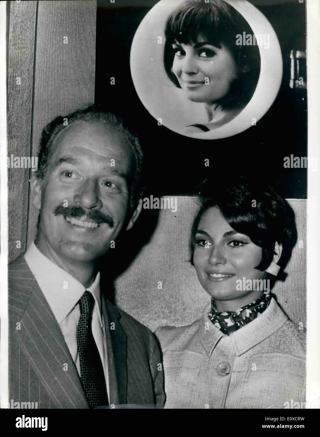 6. Juni 1966 - Rosanna bestreitet Trennung Bericht.: Italienisch Bildschirm Sterne Rosanna Schiaffino und ihr Ehemann, Alfredo Bini, Produzent von vielen Filmen, im Bild, wenn sie eine Pressekonferenz, einen Rom-Zeitungsbericht ihrer Trennung zu verweigern. Stockfoto