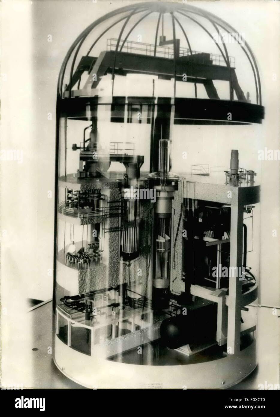 6. Juni 1966 - im Bild ist ein 01:25 Scale-Modell einer Natrium-gekühlten nukleare Reaktion seitens der Gesellschaft Fuer Kernforschung(GfK) ('' The Association for Nuclear Research'') ist das Modell in eine Sicherheitszelle enthalten. Gorilla spielt mit ihrem Baby. Zoo Basel in der Schweiz. Stockfoto