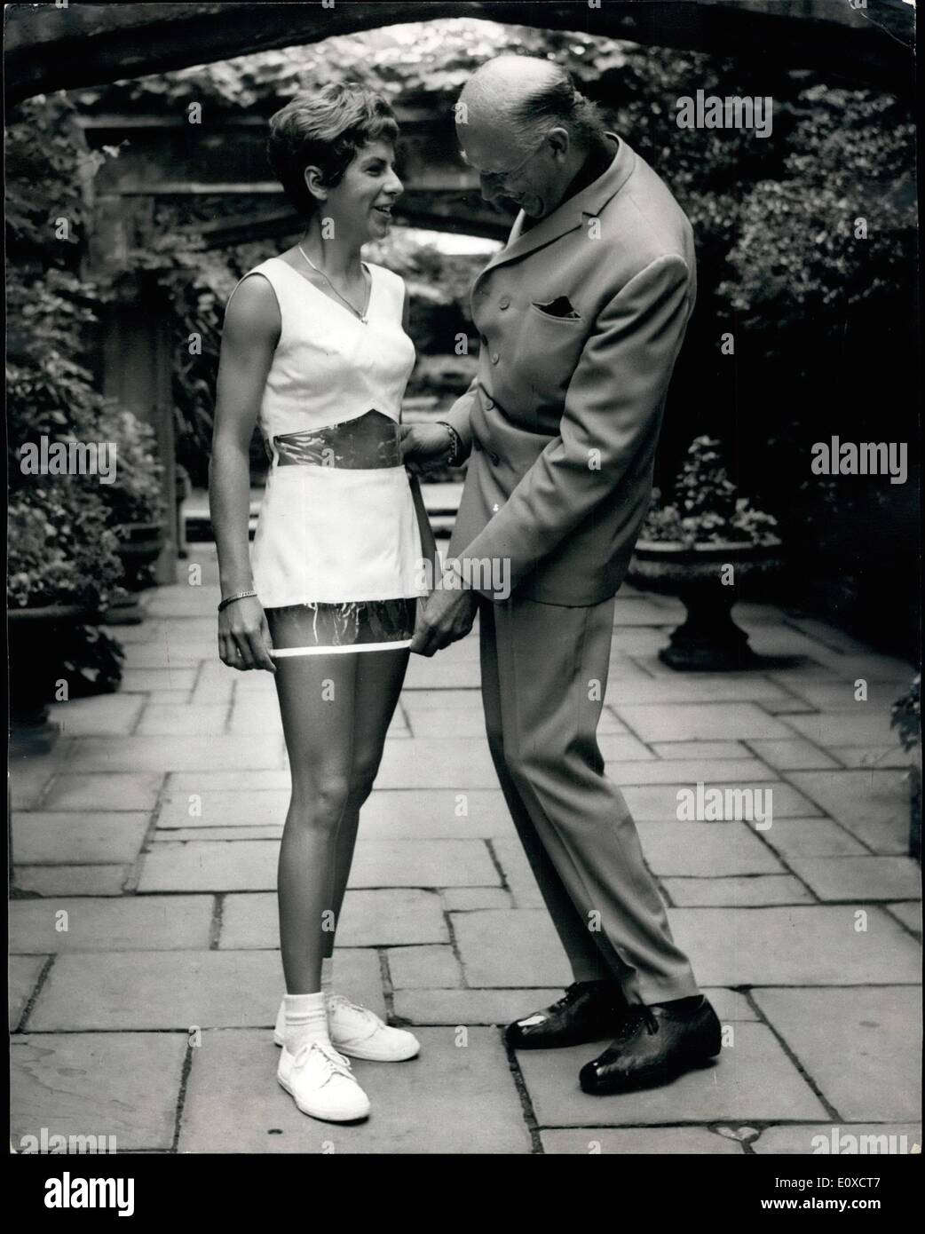 6. Juni 1966 - Einführung TEDDY TINLING 1966 TENNIS Kollektion IN DACRON''  TEDDY TINLING Fabries aus '' DACRON'' Polyester hergestellt, wo Kleider für  seine Wimbledon Tennis in diesem Jahr verwendet hat. Einige