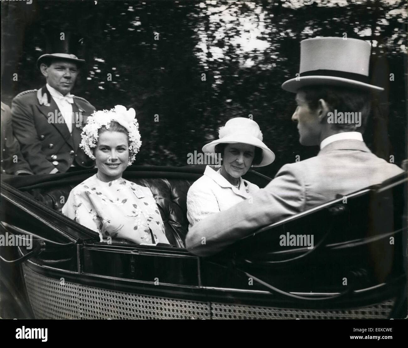 6. Juni 1966 - angekommen Royals für den zweiten Tag des Royal Ascot Meetings. Das Foto zeigt Prinzessin Grace von Monaco mit Prinzessin Marina, abgebildet, wie sie heute in Ascot in einem offenen Wagen ankommen. Stockfoto