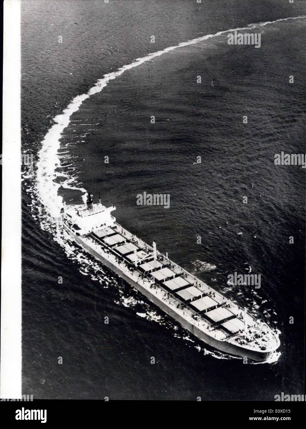 12. April 1966 - San Juan Trader, 60.100 DWT, dreifach-Zweck Träger der Welt, wurde letzte Woche in Tsurumi-Werft von Nippon Kokan, Yokohama ins Leben gerufen. Massengutfrachter sind in der Regel nicht in der Lage ist, Flüssigladung, schleppen, während Erz oder Öl Träger nicht geeignet sind für den Transport von Gütern wie Getreide, Kohle. Aber San Juan Händler transportieren Trockenfracht wie Erz oder halbfertige Produkte, bulk-Ladungen wie Kohle oder Getreide und Flüssiggütern. Ihre Ladekapazität ist 56.278,9 Kubikmeter für Erz, 77,246.56 für Schüttgut und 85,170.6 für Öl. Ihre Länge beträgt 236,22 Meter und ihre Höchstgeschwindigkeit von 17 Stockfoto