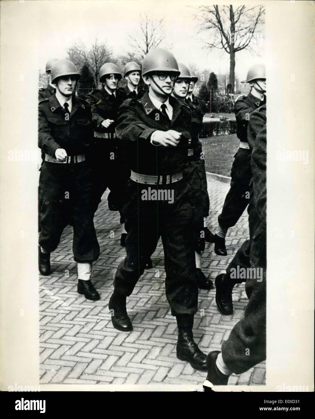 28. April 1966 - Prinzessin Margriet Verlobter Soldat. Pieter Van Vollenhoven, Verlobter von Prinzessin Margriet der Niederlande, hat die Armee verbunden und macht seine Ausbildung an der Schule für Offiziere und nicht gebeauftragte Offiziere, L.O.K.S., bei Breda (Süd-Niederlande). Foto zeigt: Pieter Van Vollenhoven während seiner Ausbildung an der Schule für Offiziere und N.C.O bei Breda abgebildet. Stockfoto