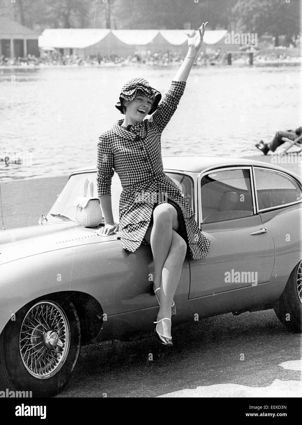 Sängerin Tonia Bern mit ihrem neuen Jaguar E-Type Stockfoto
