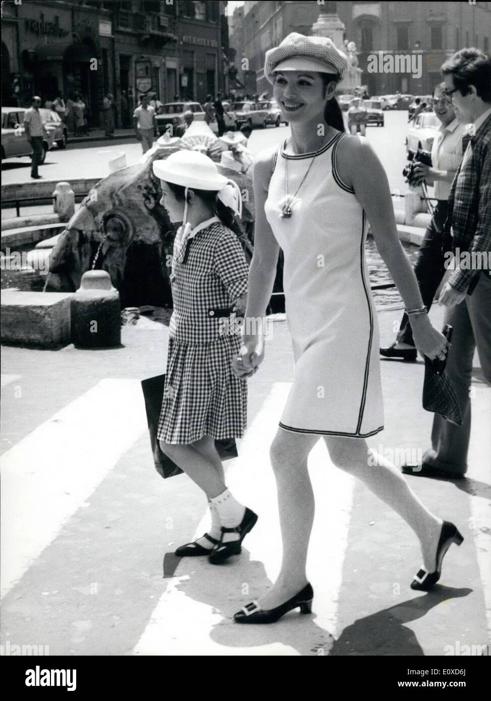 6. Juni 1966 - italienische Bildschirm Sterne Elsa Martinelli gesehen heute in Rom, begleitet von ihrer Tochter Cristiana, hatte von ihrem geschiedenen Ehemann Graf Mancinelli. Foto zeigt Elsa Martinelli und ihre Tochter Cristiana. Stockfoto