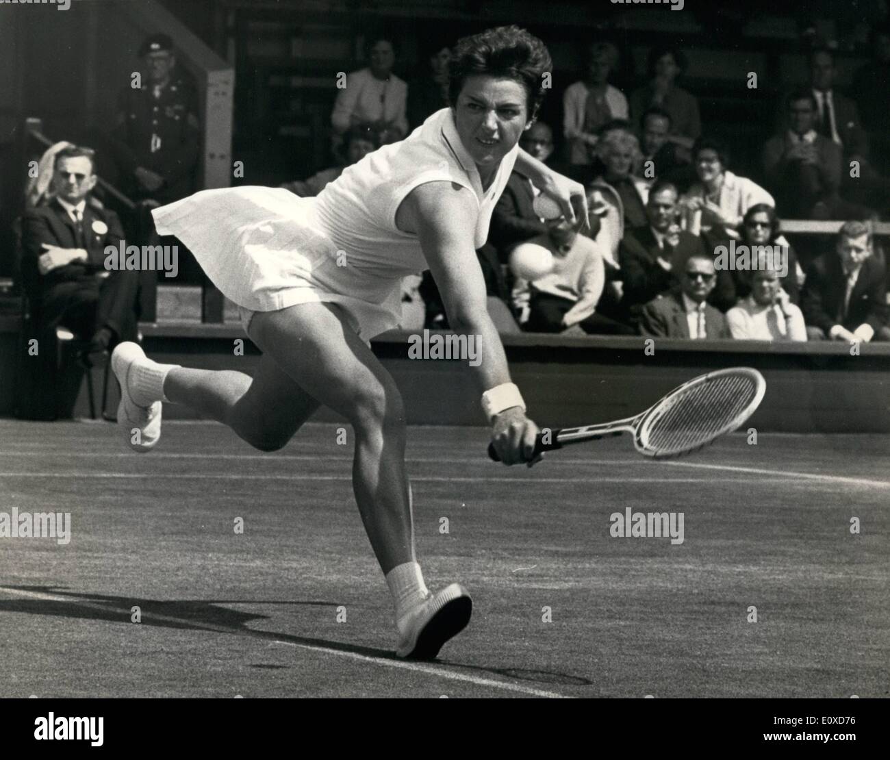 6. Juni 1966 - TENNIS in WIMBLEDON MARGARET SMITH gewinnt KEYSTONE Foto zeigt: - eine schöne Vorstellung Studie von MISS M. SMITH aus Australien, im Spiel gegen Lflaa T. Gorenman (N.therlanda), denen * in zwei Beta in Wimbledon schlug sie heute. Stockfoto