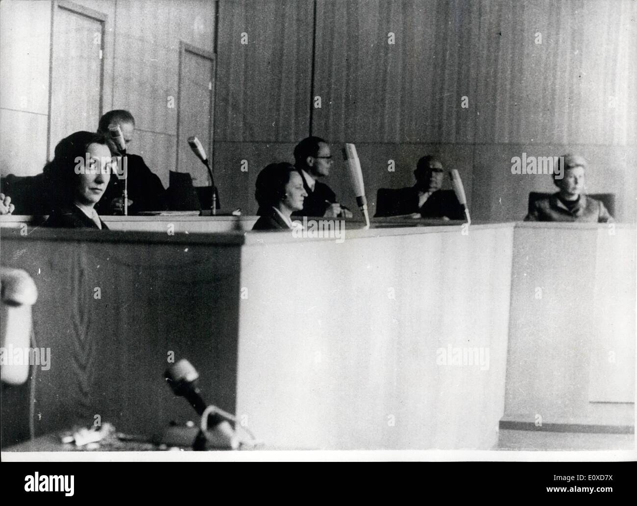 6. Juni 1966 - Mutter und Frau Doktor berechnet mit der Ermordung Thalidomid junge.: eine Mutter und eine Ärztin wurden angeklagt vor Gericht in Frankfurt am Freitag, töten einen drei Jahre alten Thalidomid-junge, der ohne Beine oder Arme geboren wurde. Beide Frauen sollen sich in einem Zustand der verminderten gehandelt haben. Die angeklagte Frau sind Frau Helga Siderow, 35, 46 Jahre alt und Mutter Dr. Mechthild Petersen. Die Anklage behauptet, dass das Kind an einer Überdosis Beruhigungsmittel am 29. September 1963 starb Stockfoto