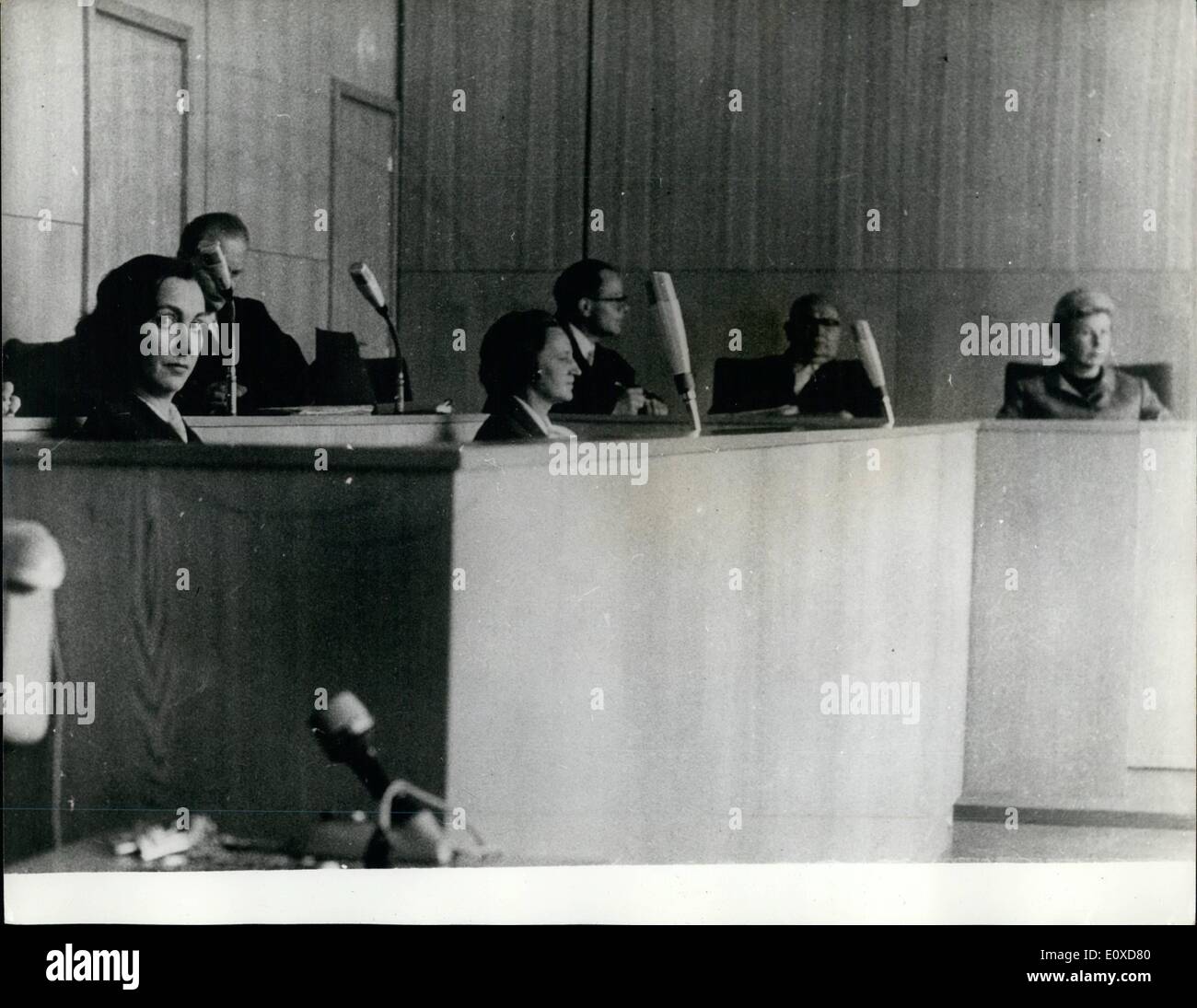 6. Juni 1966 - Mutter und Frau Doktor aufgeladen mit Tötung Thalidomid Roy: "eine Mutter und eine Ärztin wurden angeklagt, vor Gericht in Frankfurt am Friday.With, töten ein Three-Year-Old Thalidomid-junge, der ohne Beine oder Arme geboren wurde, beide Frauen sollen auf einen Tisch in einem Zustand wenn Verantwortung abgenommen haben, sind die Beschuldigten Frauen Mrs.Helga Sideshow, 35, 46 Jahre alt und Mutter Dr. Mathilde Petersen. Die Vorsichtsmaßnahme behauptet, dass das Kind an einer Überdosis Beruhigungsmittel am 29. September 1963 starb Stockfoto