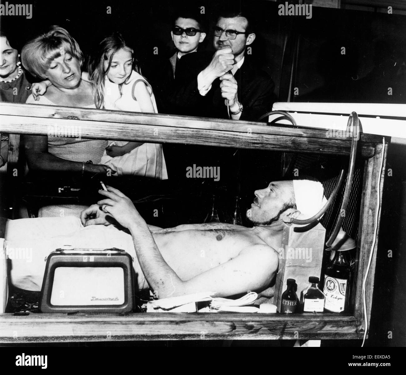 FAKIR TCHANDRA plant, mehr als 90 Tage in einem Kasten in der Gesellschaft von 40 Viper übergeben. Stockfoto