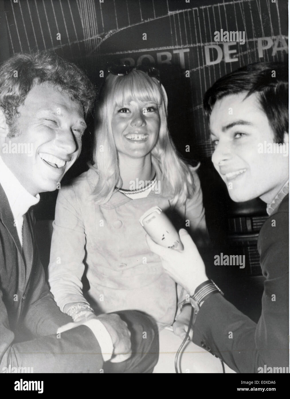 4. Mai 1966 - Paris, Frankreich - JOHNNY HALLYDAY und SYLVIE VARTAN sind alle Lächeln nach ihrer Rückkehr nach Frankreich nach einer Tournee durch Südamerika. Genaues Datum unbekannt. Stockfoto