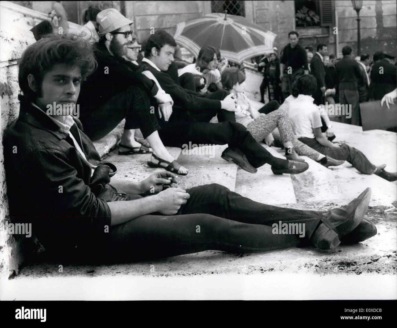 5. Mai 1966 - der bekannte britische Sängerin Ricky Shayne, berühmt für seine Sing ist '' eine der Mods'' Nowin Rom zu Dreharbeiten des Films durch sein Lied "einer der Mods'' abziehen. OPS = Ricky Shayn auf den spanischen Schritt. Stockfoto