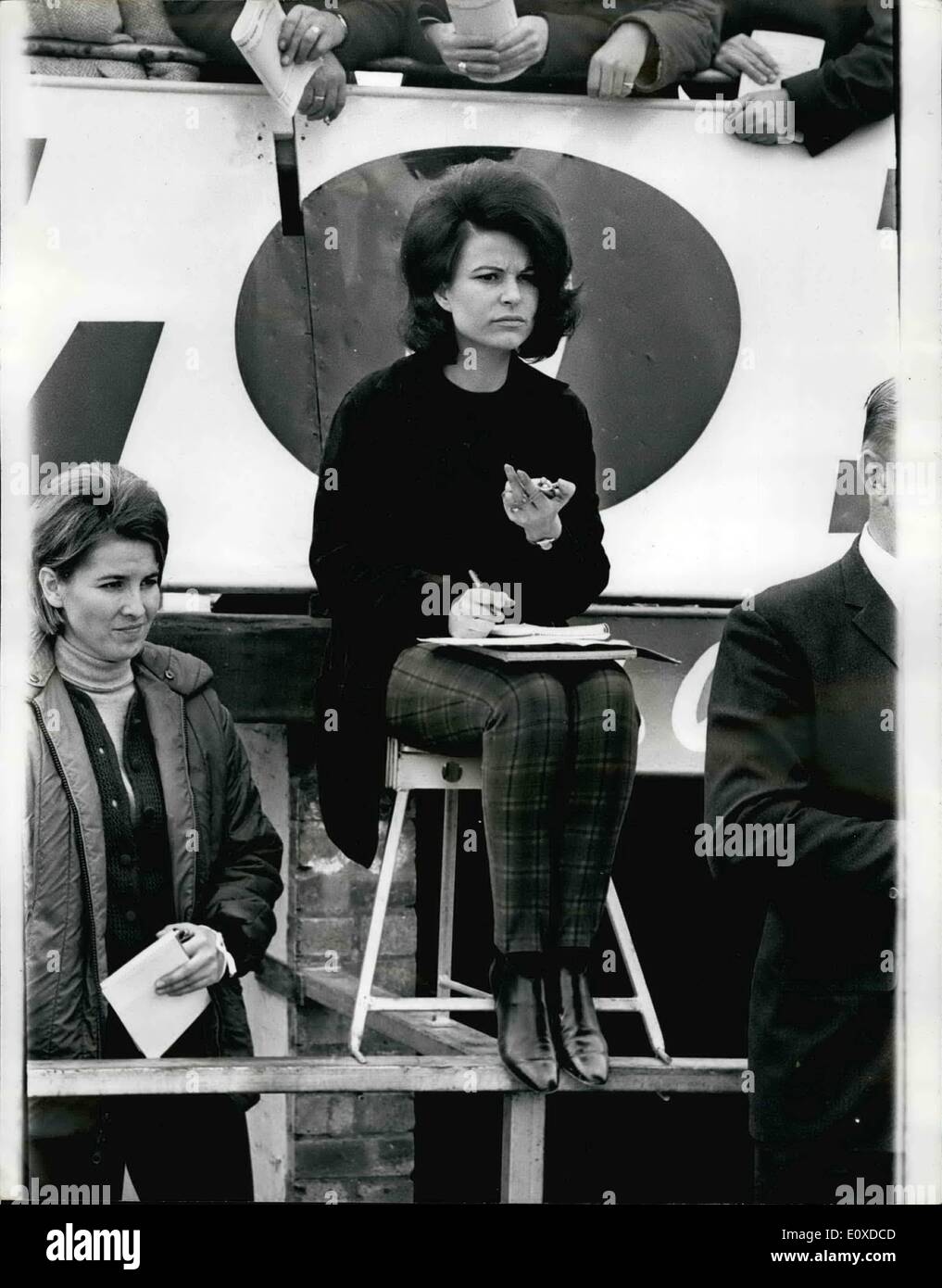 5. Mai 1966 - Surtees zurück unter den Datensätzen: Rennfahrer John Surtees die Datensätze zählt er erwies es sich als Yestercday in Silverstone. Inoffiziell schlug er den Rundenrekord in seine neue drei-Liter-Ferrari mit einer Runde von 117. 08 mph. (der Rekord wurde später von den massiven sechs - Liter Lola von Denis Hulme mit 120 km/h geschlagen). Gab es zu zusehen, wie er seine Frau. Pat, Taktung der Runden. Dort werden sie morgen, auch wenn Surtees wirklich "" für den Daily Express Trophy muss. Das Foto zeigt Pat Surtees Taktung der Runden in Silverstone gestern. Stockfoto