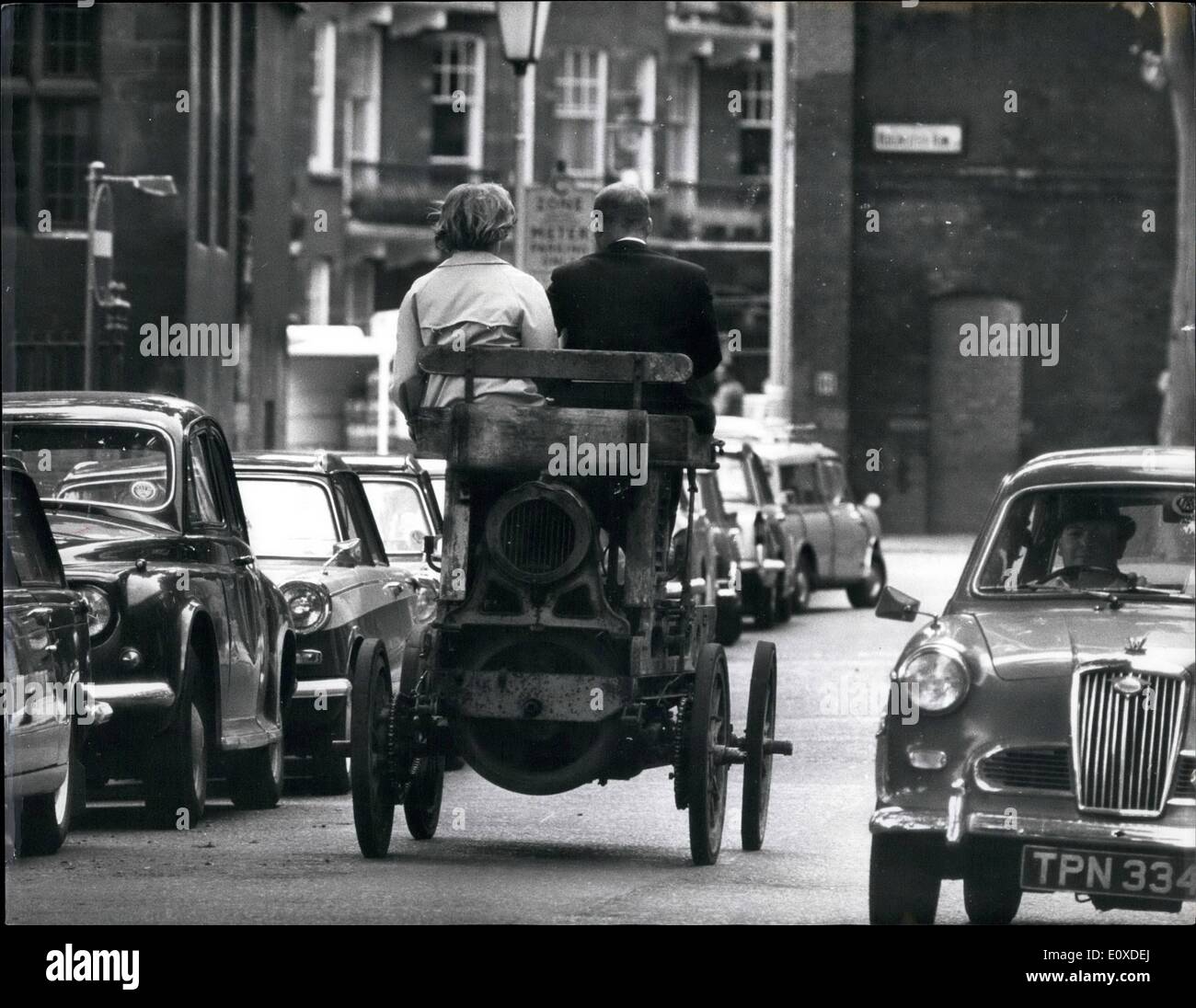 6. Juni 1966 - Veteranen und Oldtimer kommen unter dem Versteigerer Hammer in London heute: 45 Veterian, Vintage, Edwardian, Vintage und Post-Vollblut motor Oldtimer - der älteste 68 Jahre und das jüngste 26 kam unter dem Versteigerer Hammer an der Royal Horticultural Hall, Vincent Square, London, heute. Der Verkauf wurde von der Antike und Classic Car Company von Mayfair organisiert. Foto zeigt, dass diese 1898 Französisch Hirse aus dem Verkauf von Vereran Autos als nur £1.250 zurückgezogen wurde. ist von dem Verkauf vertrieben. Stockfoto