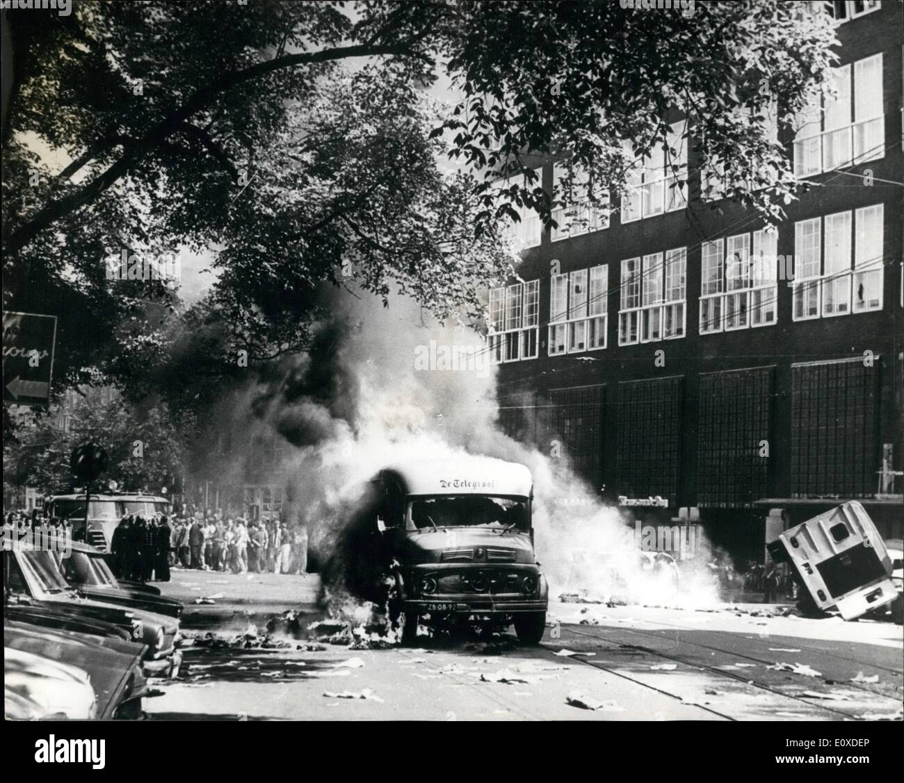 6. Juni 1966 - Polizei schießt auf Demonstration Bauarbeiter in Amsterdam.: Polizei feuerte ein Bauarbeiter demonstrieren in der Nähe von das königliche Palais in Amsterdam heute. Sechs Menschen wurden verletzt. Die Arbeiter, verärgert durch den Tod von einem Gipser letzte Nacht nach Polizei kollidierte mit der Arbeiter protestieren über einen Schnitt in der Sommer-Ferien-Bonus. Früher randalierten sie durch die Stadt, einen LKW brennen und smashing Windows eine Zeitungsredaktion. Foto zeigt, dass ein Zeitung-LKW in Brand von den Demonstranten in Amsterdam heute eingestellt ist. Stockfoto