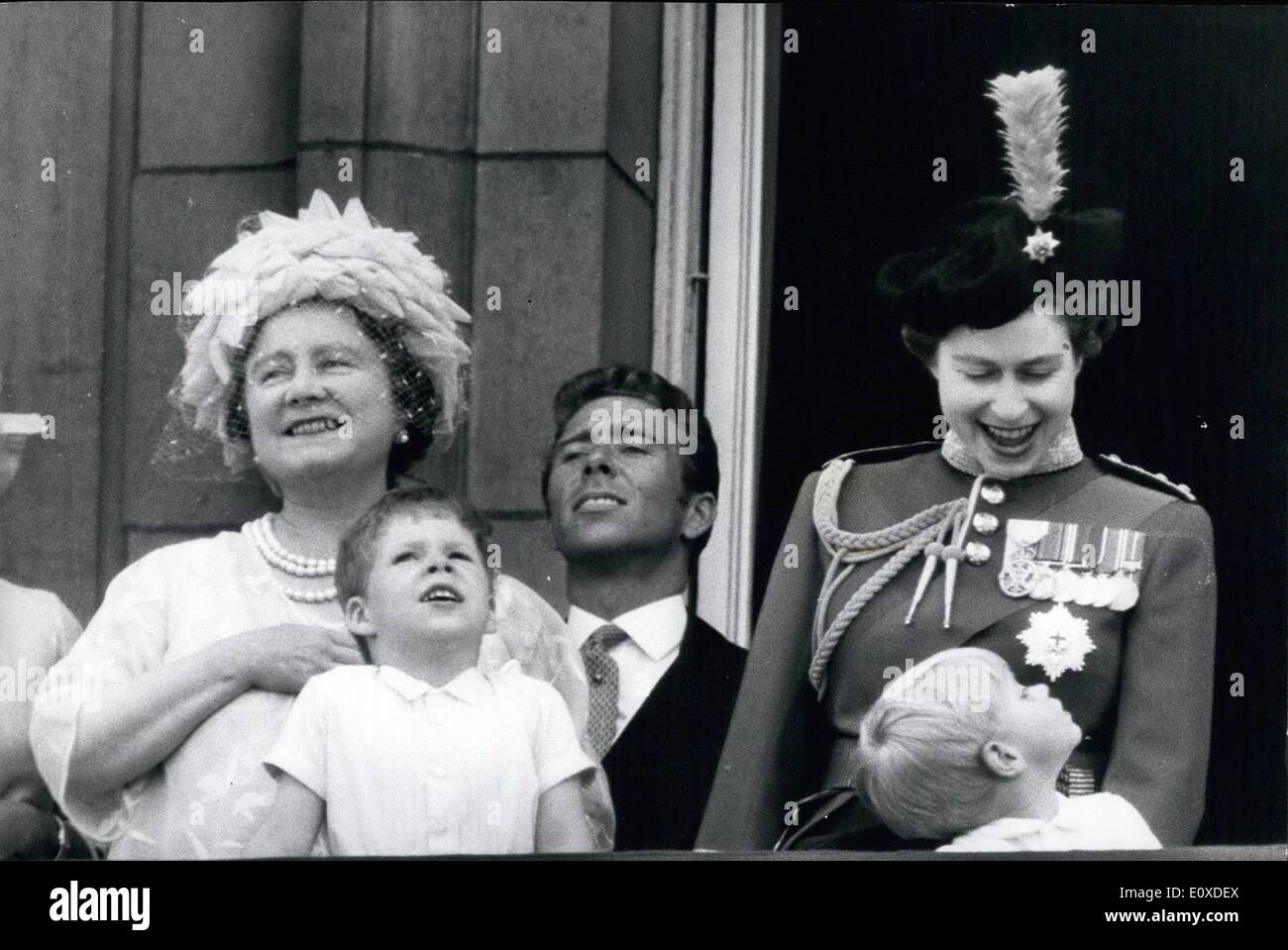 6. Juni 1966 - Trooping die Farbe Zeremonie. Foto zeigt: The Queen lächelt nach unten an ihre zwei - Jahr - alten Sohn Prinz Edward auf dem Balkon des Buckingham Palace. Andere gezeigt sind L, R. Königin Elizabeth die Königin-Mutter, vier - Jahr - alte Viscount Linley und sein Vater Lord Snowden Stockfoto