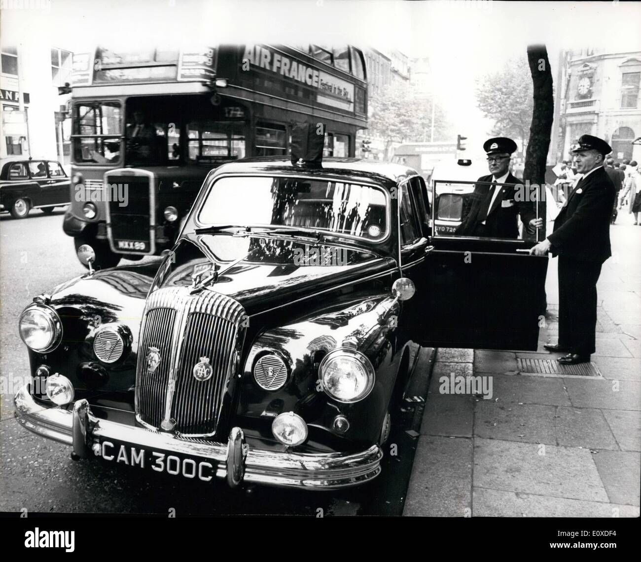 6. Juni 1966 - der Bürgermeister als Bus-Inspektor bei die letzte von der non-Stop-Konvoi von morgen Rushhour Busse kontrolliert worden ist, hochzieht eine glänzende Daimler. Schirmmütze ist auf Schirmmütze angehoben, wie der Chauffeur sein Passagier begrüßt. Seine Verehrung der Bürgermeister von Camden, sonst London Transport Inspektor von Bussen, Stadtrat Mike Patric O'Connor. Die Szene ist, dass Kingsway, London, Counsillor O'Connor hat nur nach der Frühschicht getaktet, ab. Seiner bürgermeisterlichen Limousine bringt ihn in seine Heimat für einen schnellen Pinsel bevor der Tag der Bürgerpflichten beginnt Stockfoto