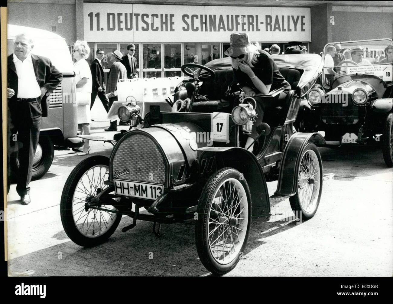 11. Juni 1966 - nahmen 141 Auto-Veteranen an der 11. Schnauferl-Rallye in Berlin. Schnauferl ist eine Form von alten Auto, häufig genannten als Oldtimer. 7 Autos kamen aus vor 1900, 18 zwischen 1901-1908, 15 zwischen 1908-1918, 27 zwischen 1918-1925, 54 zwischen 1925-1930, und der Rest aus jüngerer Zeit. 51 Teilnehmer waren fremd. Der Verlauf des Rennens lief im gesamten Berliner Stadtgebiet. Hier abgebildet ist eines der Autos vor dem Start des Rennens. Stockfoto