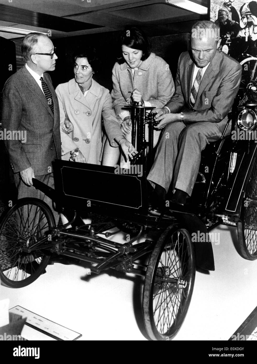 Astronaut John Glenn probiert Benz Velo Stockfoto