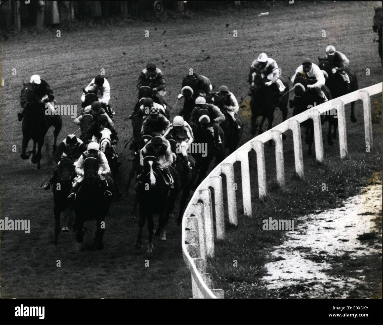 5. Mai 1966 - Charlottown gewinnt die reichste jemals Derby Preis £74.489 in Epsom. Foto zeigt das Derby-Feld gesehen, wie sie während des Rennens gestern Tattenham Corner Runde. Stockfoto