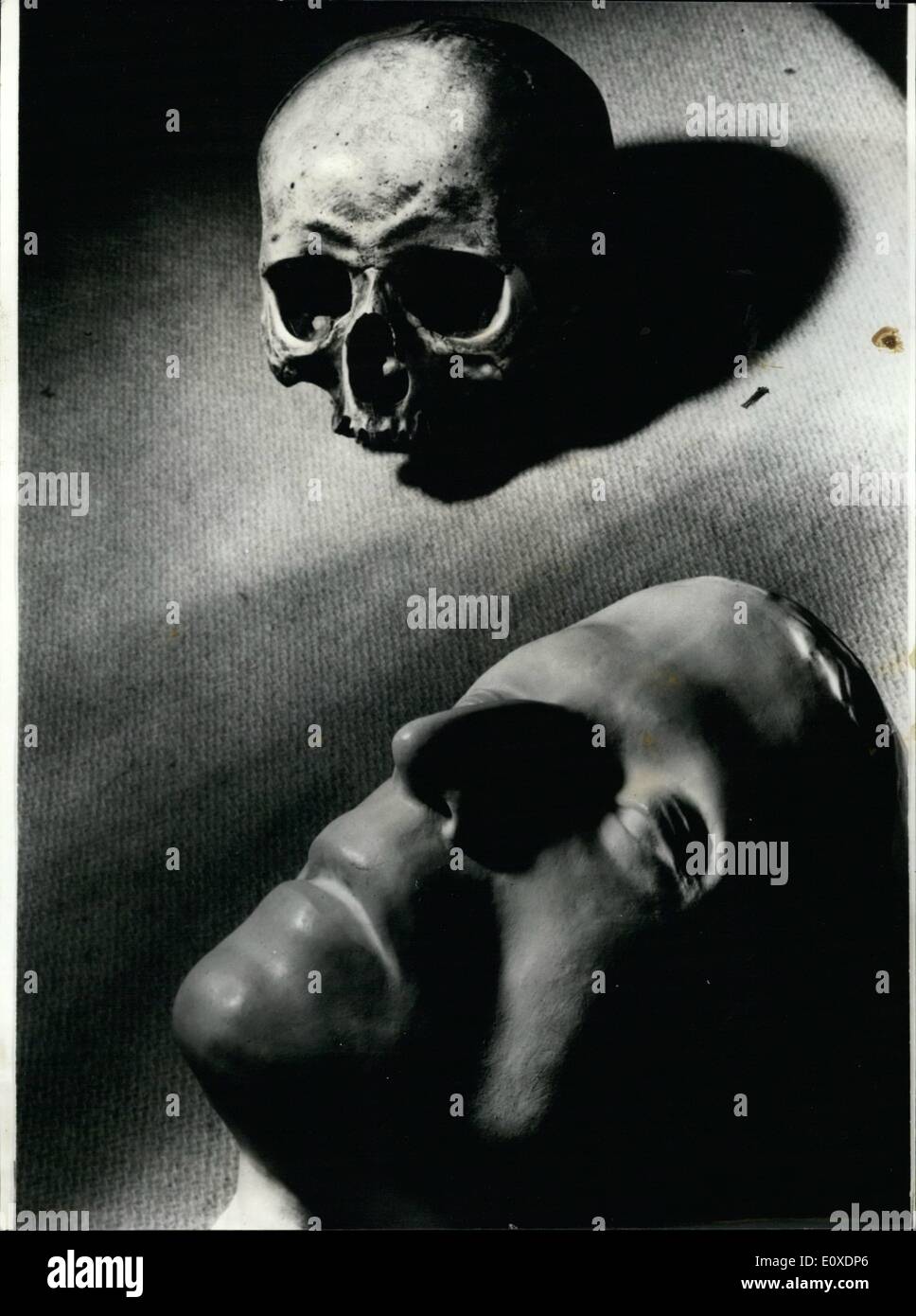 5. Mai 1966 - Mörder und Opfer: Die grausige Schädel ist was bleibt von Charlotte Corday, das Mädchen, das zum Tod Marat, einer der blutrünstige Führer der französischen Revolution erstochen. Die Totenmaske ist die Marat. Beide Reliquien werden heute im Musée Goya In Castres ausgestellt. Stockfoto