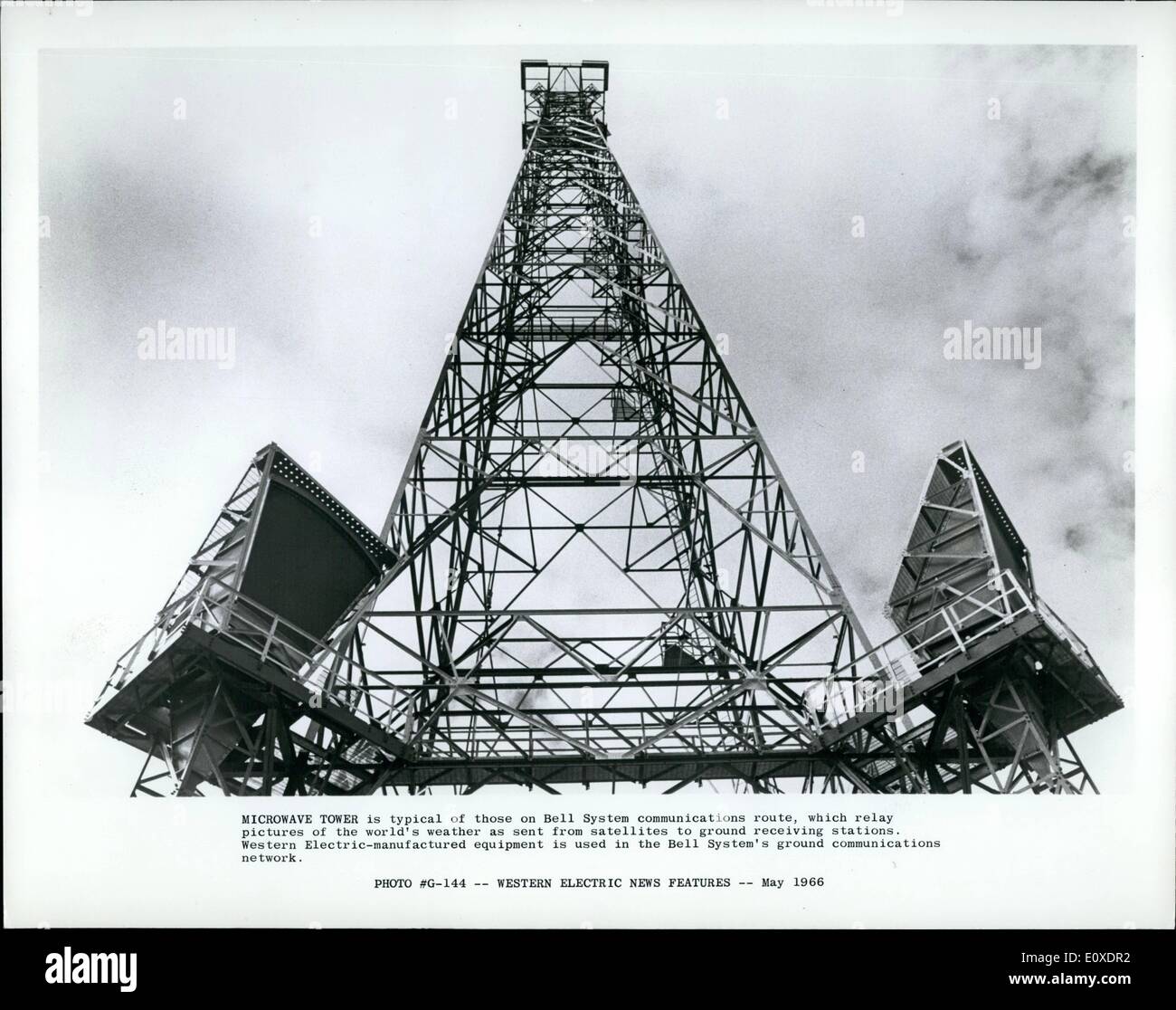 5. Mai 1966 - ist Mikrowelle-Turm typisch für die Klingelanlage Verbindungsstraße, die Bilder von der Welt Wetter Relais wie vom Satelliten an Boden Empfangsstationen gesendet. Western Electric hergestellt Ausrüstung wird in das Bell System Boden-Kommunikations-Netzwerk verwendet. Stockfoto