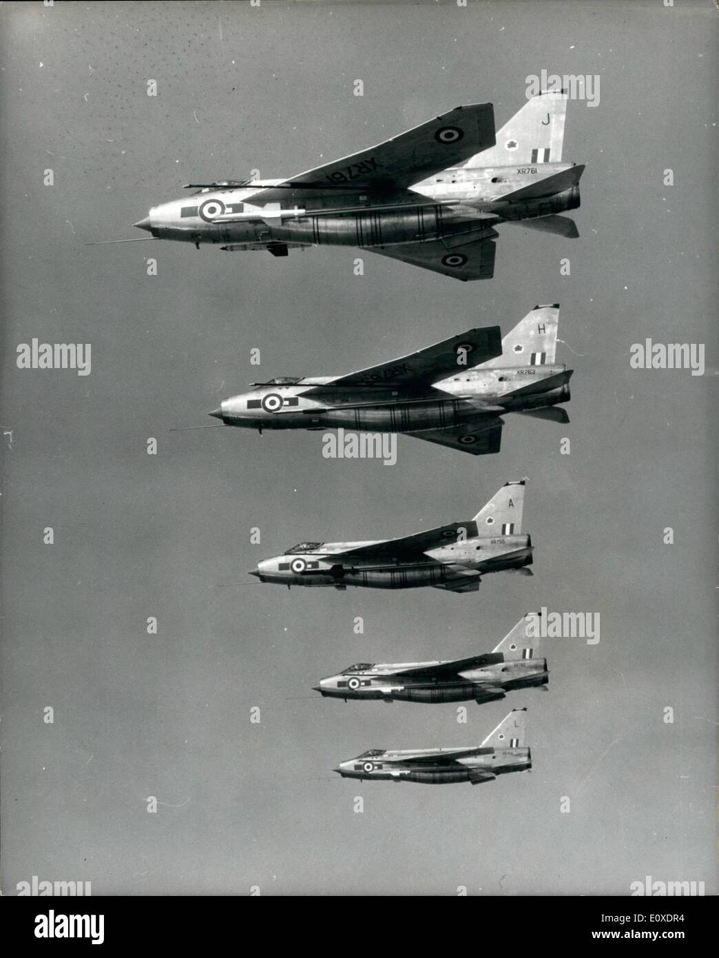 5. Mai 1966 - der neue Blitz im R.A.F Service Foto zeigt: Ein Flug der neuesten Marke '' Blitz '' - der FMK-6 - die jetzt im Dienst der Royal Air Force Fighter Command, die Ausstattung der Nr. 5 Geschwader bei Binbrook, Lincolnshire bilden. Diese Version hat einen ventralen 600-Gallone-Tank und eine veränderte Tragfläche Form. Es trägt Firestreak oder Red Top Luft-Luft-Raketen und kann im Flug betankt werden. Stockfoto