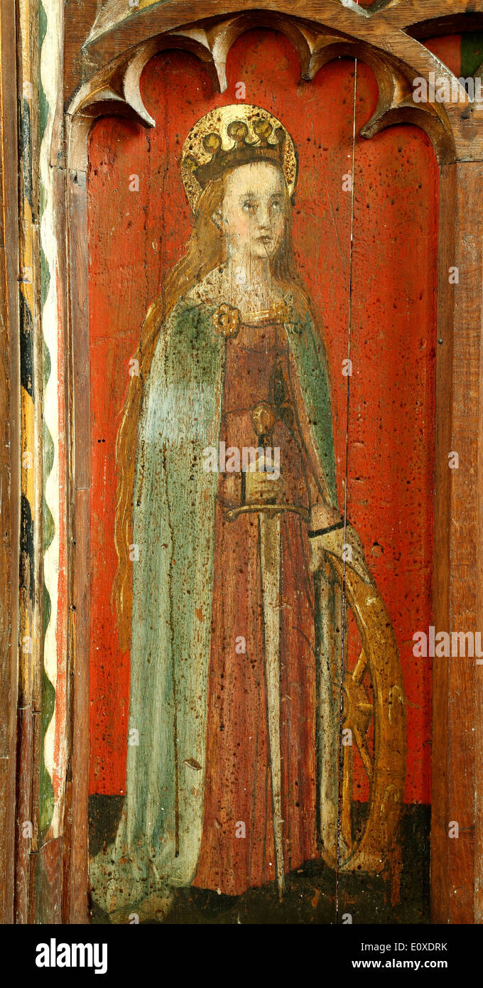 Hl. Katharina von Alexandria, mittelalterliche Lettner Malerei, 1500, mit Schwert und Rad, North Tuddenham, Norfolk-Gemälde Stockfoto
