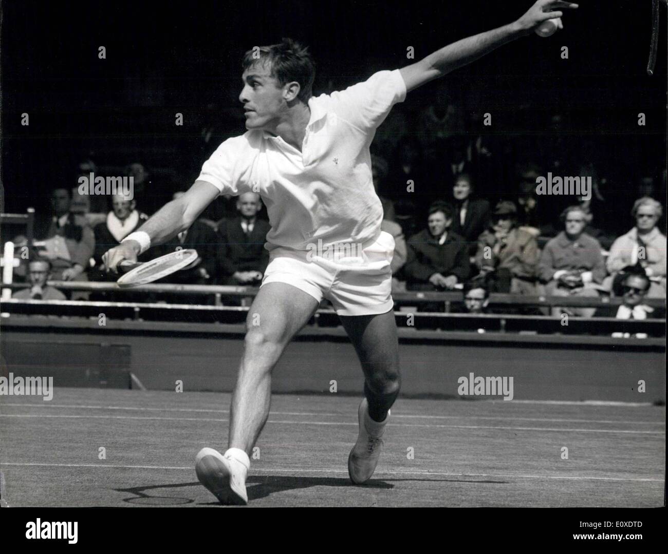 23. Juni 1966 - Wimbledon Tennis Championships Newcombe (Australien) verschiedene Fletcher (Australien): Foto zeigt J.D. Newcombe (Australien) heute in Aktion während der Partie gegen k.n. Fletcher (Australien) gesehen. Sieger der Herren Doppel zusammen mit Fletcher. Stockfoto