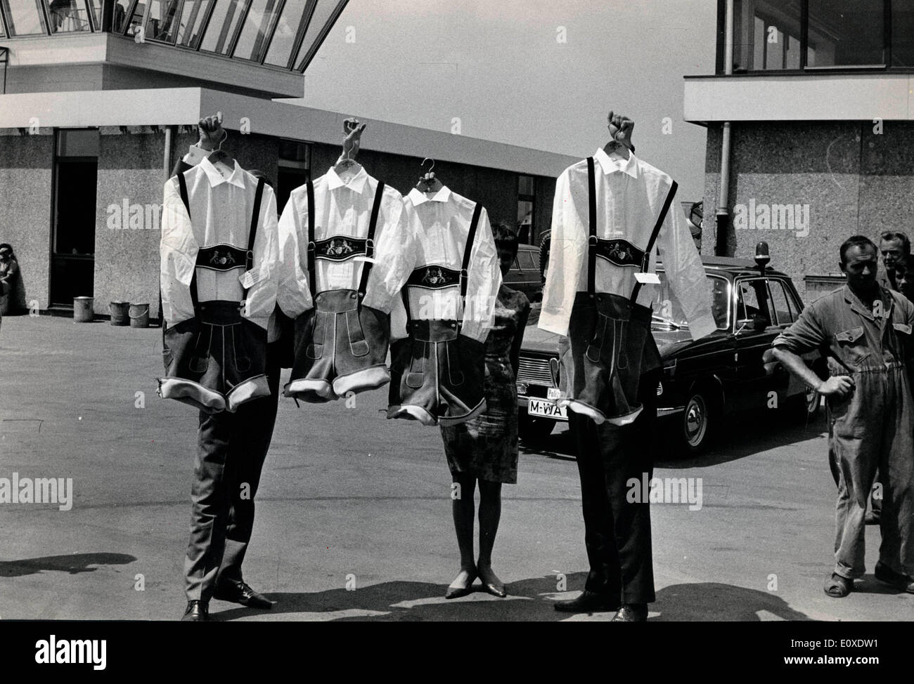 Die Beatles halten Outfits für Konzert in München Stockfoto