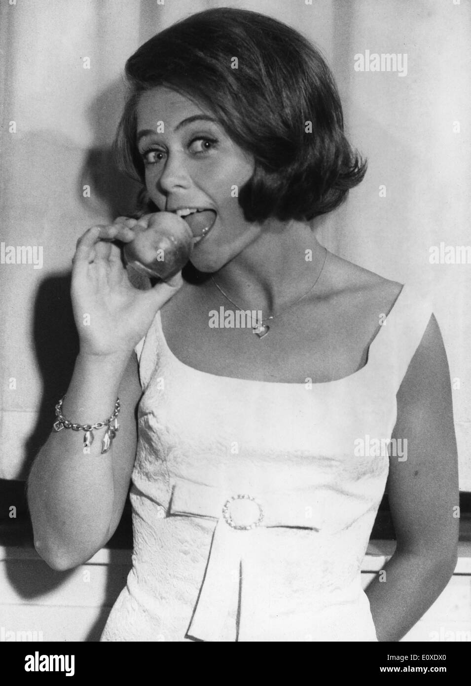 27. Juni 1966 - Baden-Baden, Deutschland - Sängerin WENCKE MYHRE einen Apfel beißen, nach dem ersten Gewinn legen in t er deutschen Hit-Festival 1966 mit dem Lied "Beis Nicht Gleich in Jeden Apfel." Stockfoto