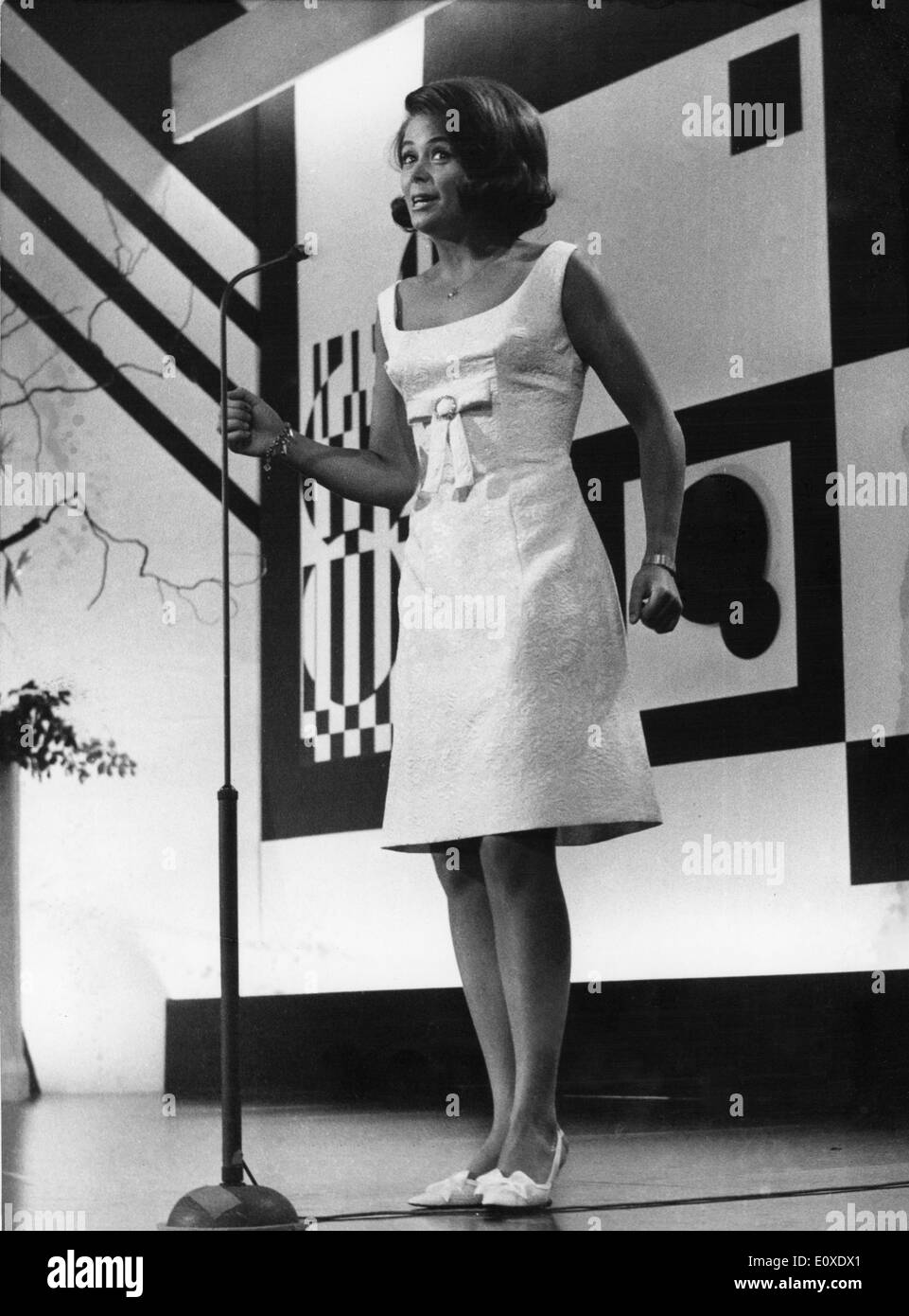 26. Juni 1966 - Baden-Baden, Deutschland - Sängerin WENCKE MYHRE gewinnt den deutschen Hit-Festival 1966 durch das singen das Lied, "Beis Nicht Gleich in Jeden Apfel." Stockfoto