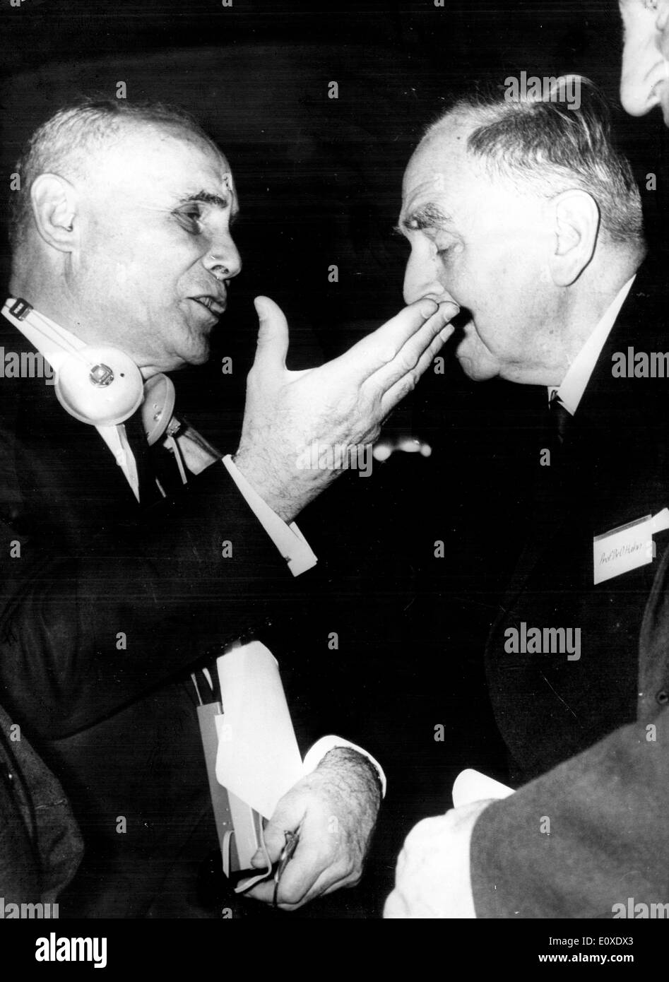 28. Juni 1966 - Lindau, Bayern, Deutschland - (Foto) ANDRE COURNAND, links, und OTTO HAHN, bei einem Treffen von Wissenschaftlern, Stockfoto