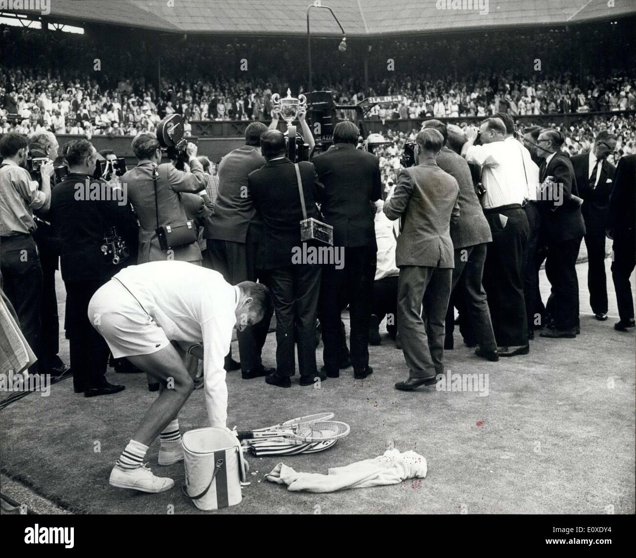 2. Juli 1966 - der traurige Unterschied zwischen dem Meister und der Zweitplatzierte in Wimbledon. Foto zeigt, wie die Fotografen sammeln Stockfoto