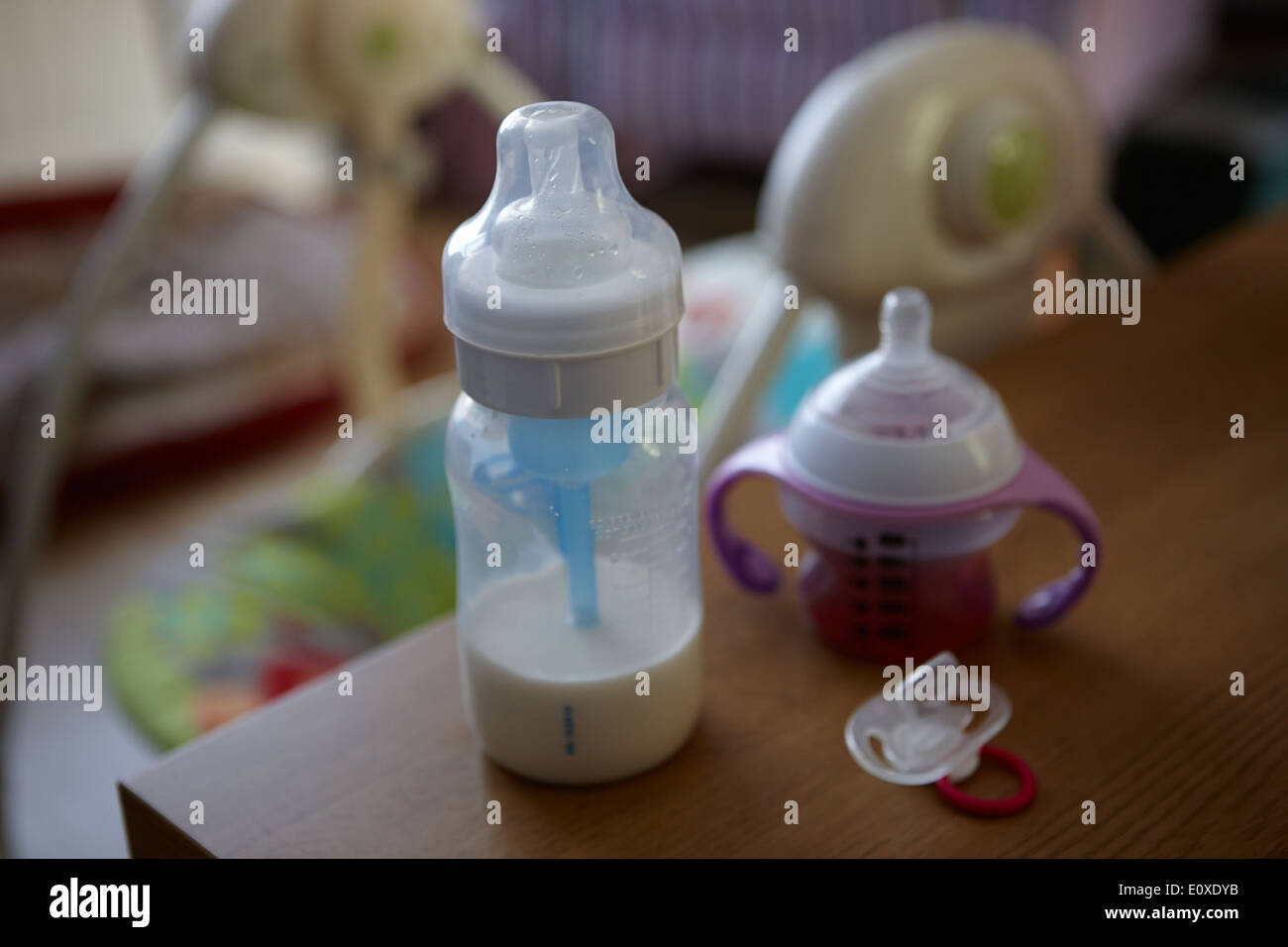 Babys Flasche Getränk Cup und dummy Stockfoto